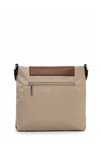 Sac bandoulière en nylon beige avec un accent supérieur en cuir marron et une poche zippée à l'avant. Il dispose d'une bandoulière réglable et d'une texture lisse.