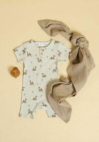 Ljusgrön baby romper i bomull med brunt djurtryck, korta ärmar och knäppning fram. Följd av en brun linnescarf och en tränappar.