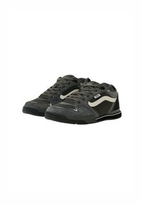 Sneakers atletici grigi con materiale in rete e suede, presentanti accenti neri, un logo bianco di lato e lacci piatti. Design a profilo basso e colletto imbottito.