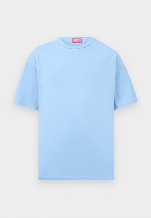 Lichtblauwe Diesel T-shirt met korte mouwen en ronde hals, met een klein geborduurd logo op de borst, weergegeven op een effen achtergrond.