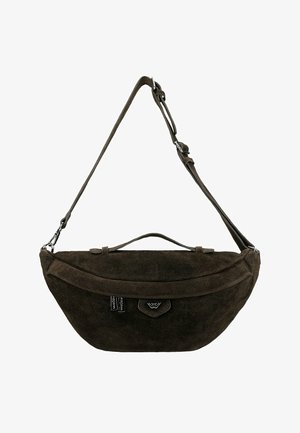 Ciemnobrązowa zamszowa torba na ramię z regulowanym paskiem, górnym uchwytem i klapą, z subtelnymi metkami marki z przodu.