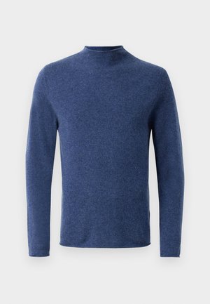 Langarm, marineblau trui gemaakt van zacht stof met een hoge hals. Het ontwerp heeft een losse pasvorm en een nette afwerking aan de zoom en manchetten.