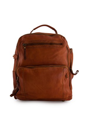 Bruine leren rugzak met bovenhandvat, meerdere ritssluitingvakken en voorvak, afgebeeld tegen een witte achtergrond.