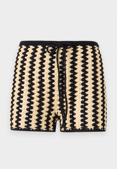 Čierne a béžové háčkované plavkové šortky s pásom na šnurovanie, s textúrovaným vzorom v striedajúcich sa farbách a stredne dlhou dĺžkou po stehná.