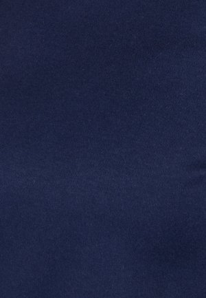 Tela de algodón azul marino con una textura suave, que presenta un patrón de punto consistente y uniforme en toda su superficie. Suave y flexible.