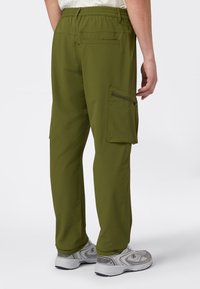 Olivgrüne Cargo-Hosen mit elastischem Bund, seitlicher Tasche mit Reißverschluss und zwei Gesäßtaschen. Glattes Material mit leicht strukturiertem Finish.