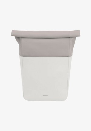 Rolltop-Tasche aus grauem Stoff und weißem synthetischem Material. Rechteckige Form mit strukturierter Oberfläche und cleanem Design.