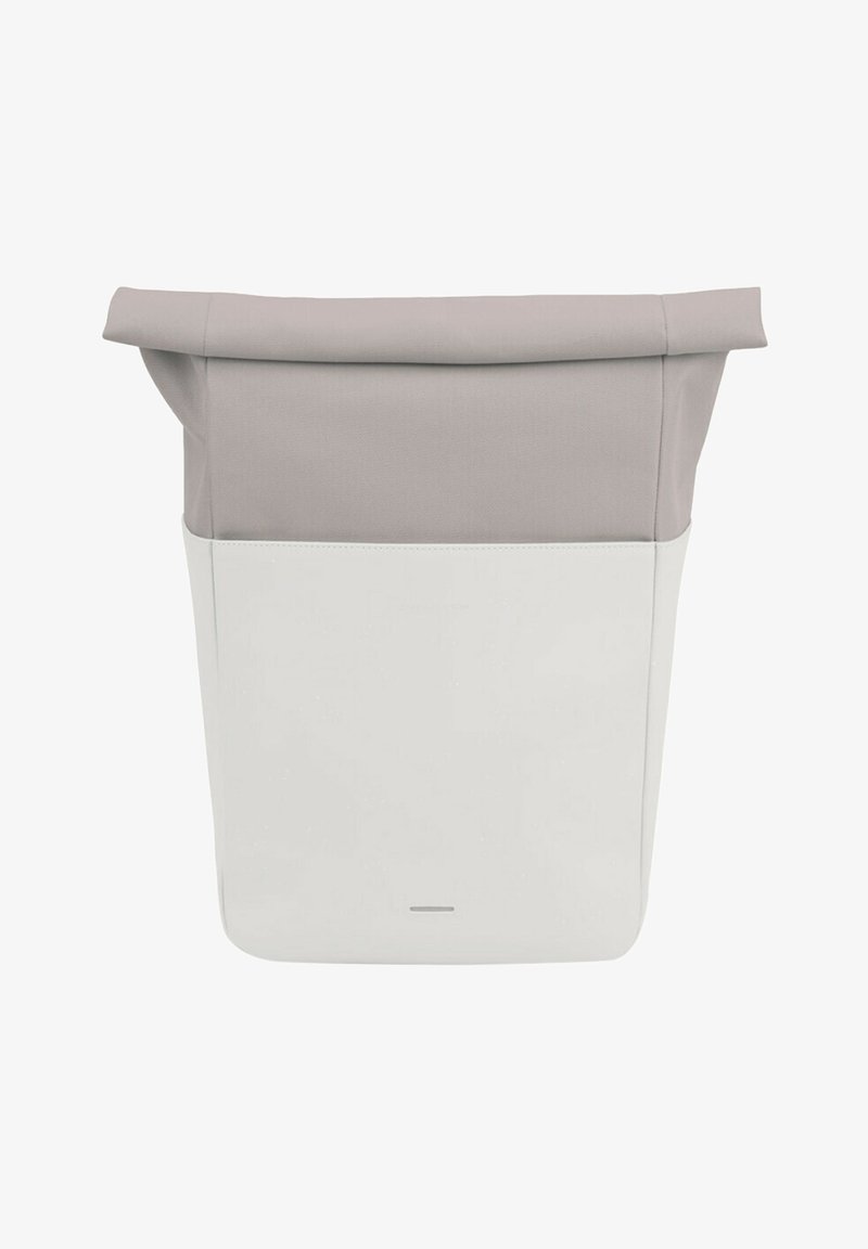 Rolltop tas gemaakt van grijs stof en wit synthetisch materiaal. Rechteckige vorm met een gestructureerd oppervlak en een strak ontwerp.