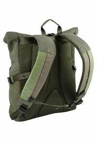 Grøn rygsæk med en tekstureret, polstret bagside, justerbare netremme og et håndtag på toppen. Har to spænde-sidelommer for sikkerhed.