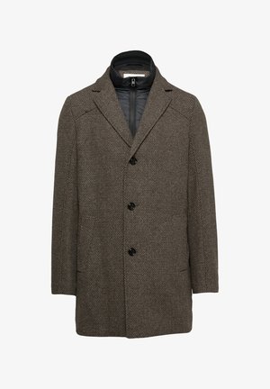 Manteau marron texturé avec un motif à chevrons. Il dispose d'une doublure intérieure noire, de revers en ombre et de quatre boutons noirs à l'avant.