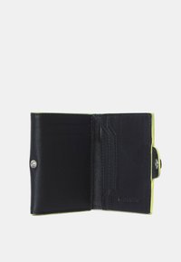 Zwarte leren portemonnee met een limoen groene rand. Bevat kaartsleuven en een drukknoopsluiting. Gestructureerd interieur met een gladde buitenkant.