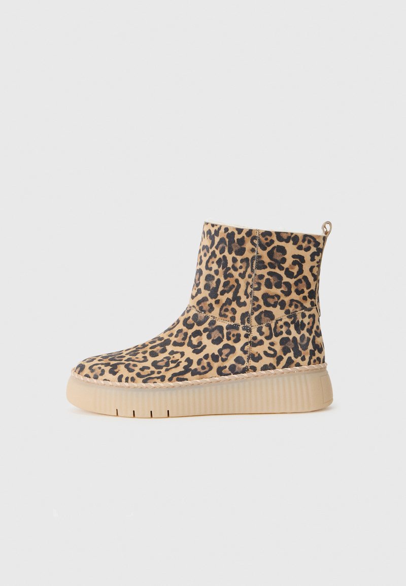 Leopardprint-Ankleboots mit einem weichen, strukturierten Obermaterial, einer beigen Gummisohle und einer Schlaufe an der Hinterseite für einfaches Anziehen.