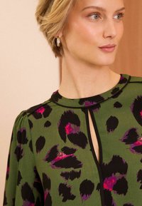 Love & Roses ANIMAL TIPPED CREW NECK - REGULAR FIT - Blůza - khaki animal