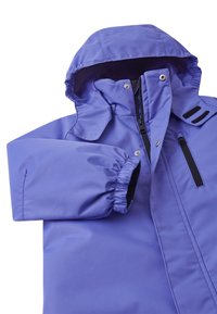 Fialová nepromokavá bunda s kapucí, elastickými manžetami a kapsou na zip. Hladká textura a knoflíkové zapínání na přední straně.