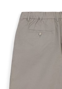 Pantaloni grigi in tessuto intrecciato con vita rilassata, tasca posteriore con chiusura a bottoni e texture morbida. Cuciture dettagliate lungo la vita.