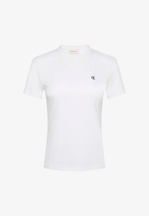 Camiseta blanca de manga corta en tela suave con cuello redondo. Cuenta con un pequeño logotipo negro "ck" en el pecho izquierdo. Corte clásico.