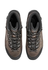 Braune Wanderschuhe mit hohem Knöcheldesign, strukturiertem Wildledermaterial, Metallhaken und schwarzen Gummisohlen. Die Schnürsenkel haben orangefarbene Akzente.