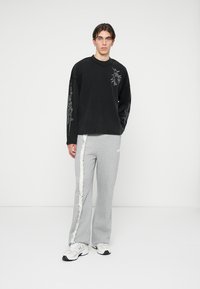 Atelier de roupa ETHNIC LONG SLEEVE UNISEX - Langarmshirt - black