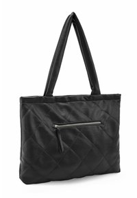 Sac cabas en cuir noir matelassé avec deux longues anses et une poche zippée à l'avant. Caractérisé par une texture lisse et un motif en losanges.