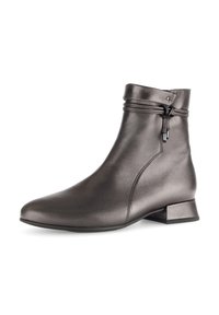 Bottine en cuir gris métallique avec un bout rond, un talon bloc de hauteur intermédiaire et un détail de lacet décoratif près du col. Texture en cuir lisse.