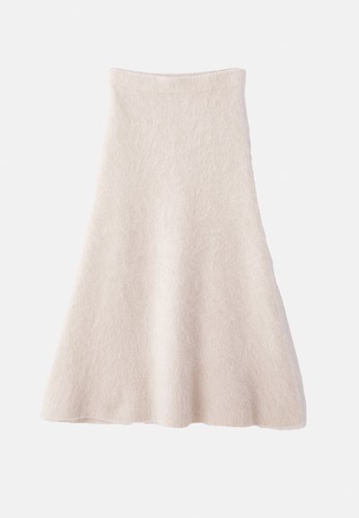 En lys beige A-linjeet nederdel lavet af blødt, tekstureret stof, med en glat talje og en svævende silhuet.