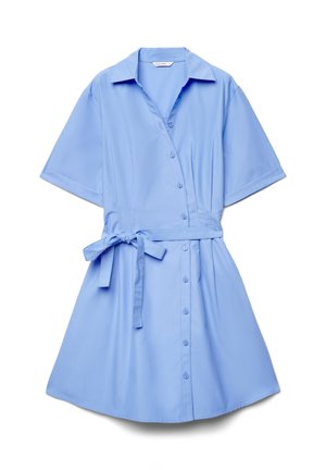 Abito camicia azzurro chiaro a maniche corte con colletto, bottoni frontali e cintura annodata in vita, realizzato in tessuto liscio.