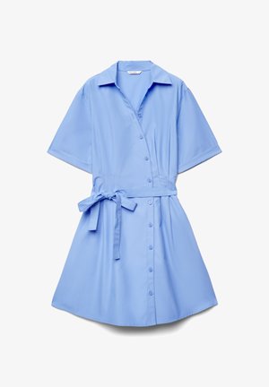 Abito camicia azzurro chiaro a maniche corte con colletto, bottoni frontali e cintura annodata in vita, realizzato in tessuto liscio.