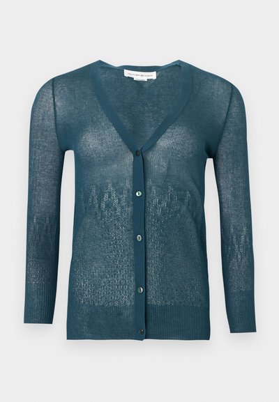 Τυρκουάζ πλεκτή ζακέτα με v-λαιμόκοψη, μακριά μανίκια και κουμπιά μπροστά. Διαθέτει υφή με ανάγλυφο μοτίβο και ριμπ τελείωμα στα μανίκια και στο τελείωμα.