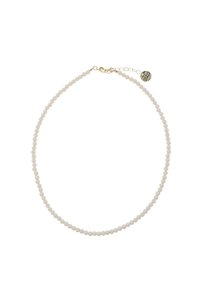 Witte kralenketting met kleine ronde kralen, gouden sluiting en verlengkettinkje met een ronde tag. Gladde textuur overal.