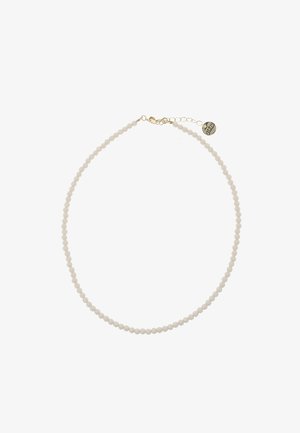 Weißes Perlenhalsband mit kleinen runden Perlen, vergoldetem Verschluss und Verlängerungskette mit einem runden Anhänger. Glatte Oberfläche durchgehend.