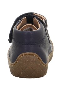 Marineblaue Lederschuhe mit einer strukturierten braunen Sohle. Verfügt über einen Klettverschluss, gepolsterten Knöchel und ein rundes Zehendesign. Saubere Nähte.