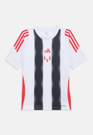 Tricou sport din material alb, cu mâneci scurte, prezentând dungi verticale negre, accente roșii și logo-ul Adidas. Fabricat dintr-un material ușor, cu un design texturat.