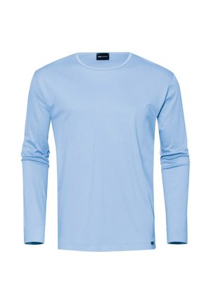 Lichtblauwe langermige shirt van zachte stof met een ronde hals en eenvoudig ontwerp, met een klein accentlabel aan de zoom.