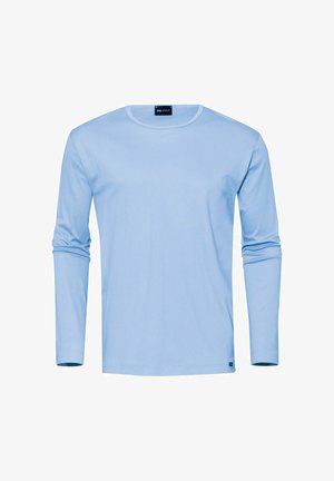 Lys blå langærmet skjorte lavet af blødt stof med rund hals og enkelt design, der har et lille accentmærke i kanten.