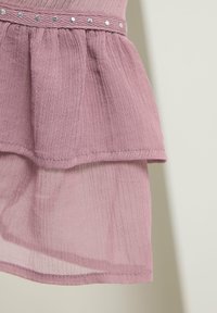 Abito rosa chiaro con un design stratificato e texturizzato. Presenta un corpetto arricciato, un orlo a strati e una vita decorata con piccole pietre di strass.