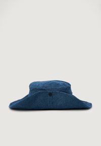 Blå denimhatt med bred brem, som har en glatt tekstur og en knappdetalj på siden. Strukturelt design med en rund krone.