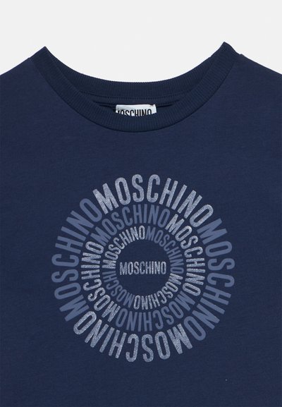 Μπλε σκούρο πουκάμισο με συγκεντρικούς κύκλους της λέξης "MOSCHINO" σε διάφορες αποχρώσεις και μεγέθη τυπωμένα στην μπροστινή πλευρά.