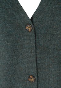 Türkisfarbener Wollcardigan mit V-Ausschnitt, gerippten Bündchen und drei großen, runden Knöpfen mit marmoriertem Finish. Weiche Textur mit legerer Passform.