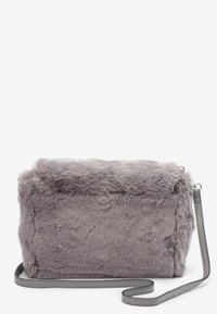 Sac bandoulière en fausse fourrure grise, de forme rectangulaire, avec une texture douce et une bandoulière grise détachable. Agrémenté d'une bordure en peluche.