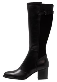 Czarne, do kolan sięgające botki wykonane z gładkiej skóry i elastycznego panelu, z masywnym obcasem oraz dekoracyjnym paskiem z klamrą.