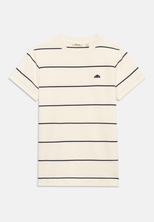 T-shirt blanc à manches courtes avec fines rayures horizontales noires et un petit logo noir en demi-cercle sur le haut gauche de la poitrine.