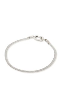 Bracelet en argent au design élégant et flexible. Il présente une texture lisse, une fermeture à clapet et une apparence minimaliste.