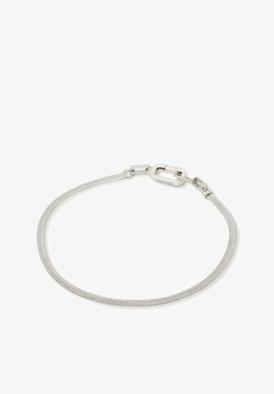 Bracelet en argent au design élégant et flexible. Il présente une texture lisse, une fermeture à clapet et une apparence minimaliste.