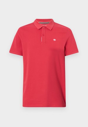 Röd polo skjorta i bomull med klassisk krage, tre-knapp placket och liten logotyp broderad på vänster bröst. Korta ärmar.