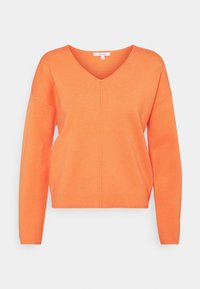 Langarm, feloranje V-hals gebreide trui met een centrale naaddetail, weergegeven tegen een effen witte achtergrond.