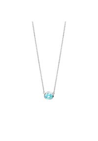 Collana in argento con ciondolo ovale di pietra azzurro chiaro incastonato in una finitura lucida, accompagnata da una catena sottile e testurizzata.