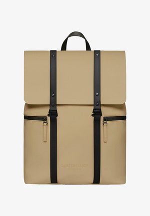 Zaino beige realizzato in materiale resistente, con un lembo pieghevole, spallacci e inserti neri, e due tasche con cerniera sul davanti.