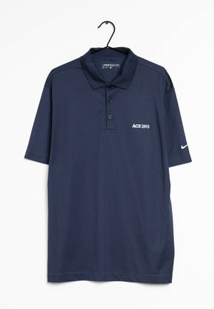 Polo shirt de golf Nike bleu marine en tissu lisse avec col, manches courtes et patte de boutonnage à trois boutons ; présente un logo et un texte brodés en blanc.