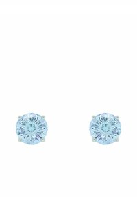 Pendientes destud redondos con gemas azul claro, montados en cuatro garras. Base de metal tono plata, con corte facetado para brillo.