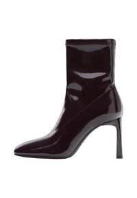 Stivaletto con punta affilata in pelle verniciata bordeaux profondo, con gambale aderente, linee eleganti e tacco a stiletto alto.